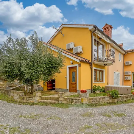 Apartment House In The Vineyard - Happy