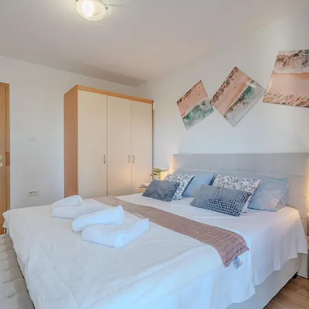 House In The Vineyard - Happy * Ankaran